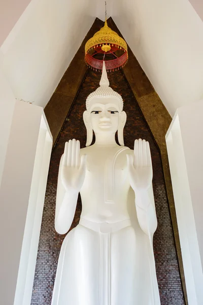 Mooie witte Boeddha in thailand. — Stockfoto