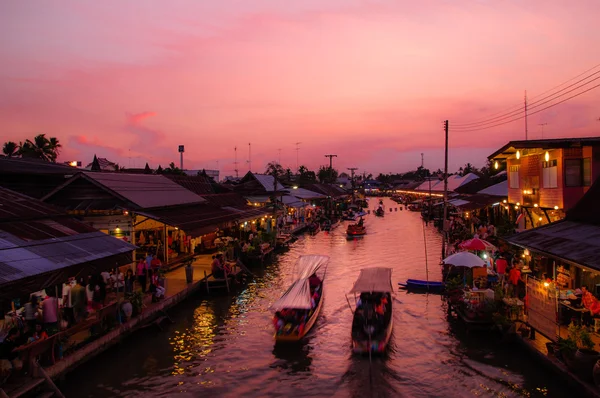 Vita notturna Mercato galleggiante serata Amphawa a Samut Songkhram — Foto Stock