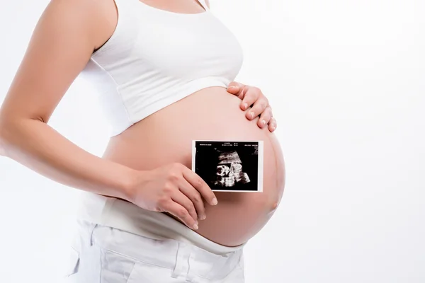 Ultrason karnı üzerinde tutan hamile kadın — Stok fotoğraf