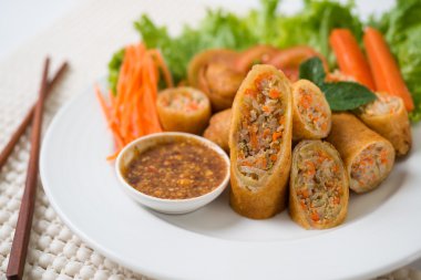 Beyaz arka plan bahar rulo ile domuz eti yemek.