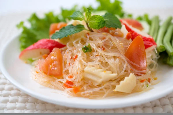 Salada vermicelli, salada de macarrão de comida da Tailândia e salada de especiarias — Fotografia de Stock