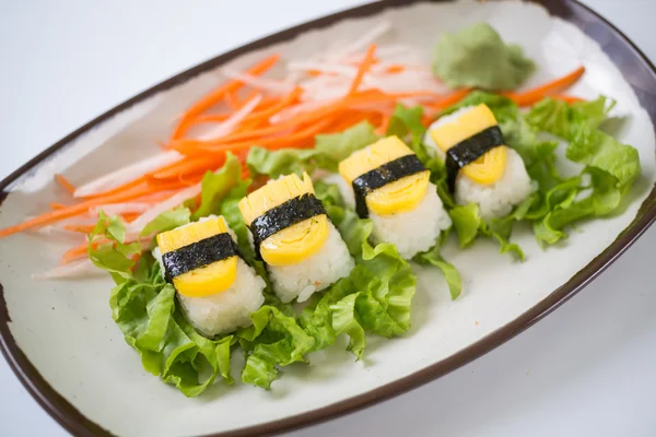 Colección de piezas de sushi, sobre fondo blanco — Foto de Stock