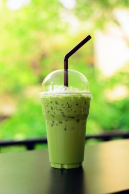 Matcha yeşil çay kahve Kesek ahşap masa arka plan üzerinde