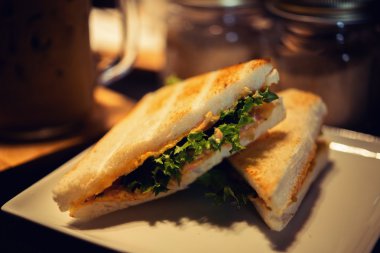 kahve mocha sıcak ve kahverengi backg üzerinde ahşap masa üzerinde kahve çekirdekleri