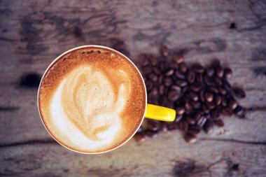 kahve mocha sıcak ve ahşap masa üzerinde kahve çekirdekleri