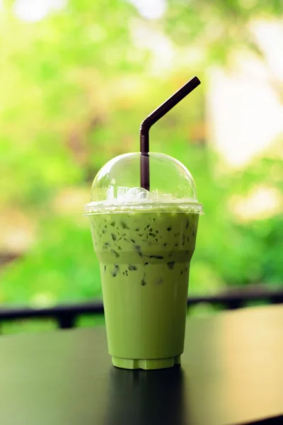 Matcha yeşil çay kahve Kesek ahşap masa arka plan üzerinde