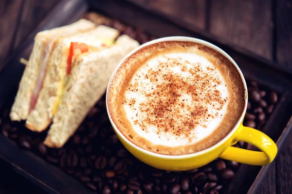 Horká káva moka a sendviče na dřevěný stůl — Stock fotografie