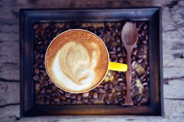 热咖啡摩卡咖啡和咖啡豆木制的桌子上 — 图库照片