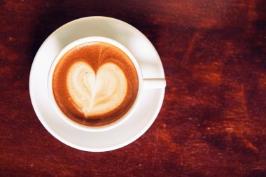 kahve mocha ahşap masanın üzerine sıcak