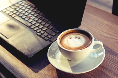 İşadamı ile dizüstü bilgisayar, cep telefonu tutan çalışıyor