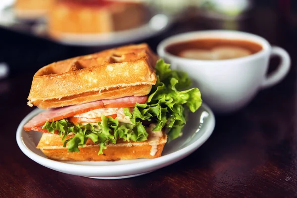 Бутерброд з шинкою та сиром подається з гарячою кавою — стокове фото