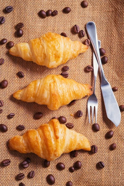 Французький круасани подається щодня на сніданок. — стокове фото