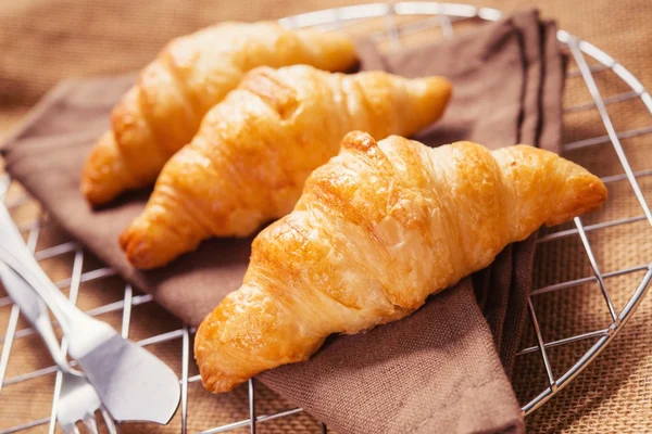 Французький круасани подається щодня на сніданок. — стокове фото