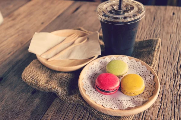 Macaroon dessert serveras med kaffe som snacks på eftermiddagen. — Stockfoto