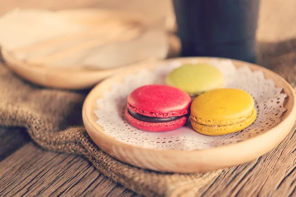 Postre macarrón servido con café como aperitivos por la tarde . —  Fotos de Stock