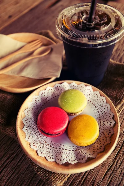 Postre macarrón servido con café como aperitivos por la tarde . —  Fotos de Stock