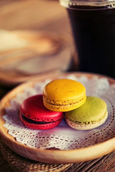Macaroon dessert served with coffee as afternoon snacks. — Stock Photo, Image