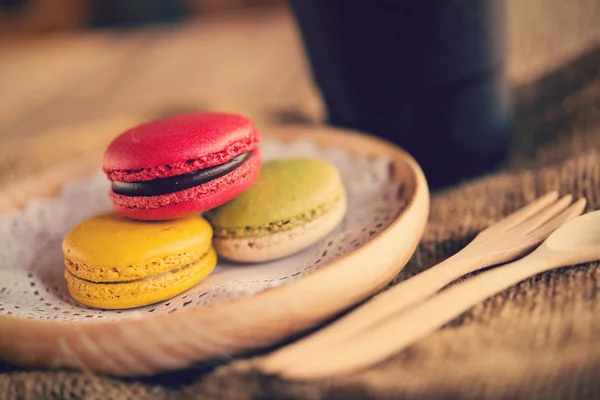 Macaroon dessert serveras med kaffe som snacks på eftermiddagen. — Stockfoto