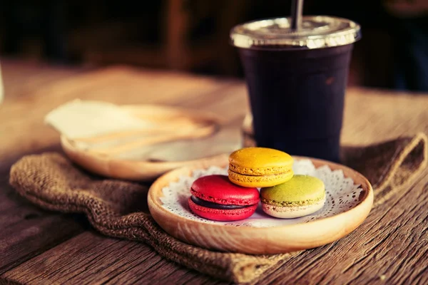 Postre macarrón servido con café como aperitivos por la tarde . —  Fotos de Stock