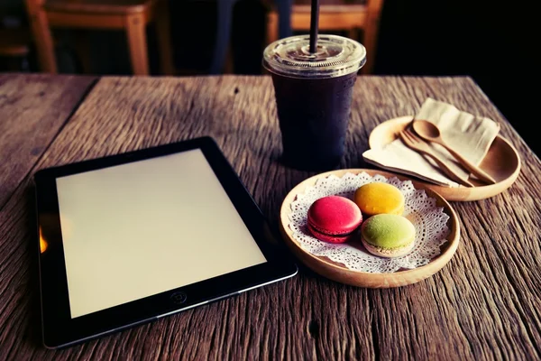 Macaroon dessert served with coffee as afternoon snacks. — Stock Photo, Image