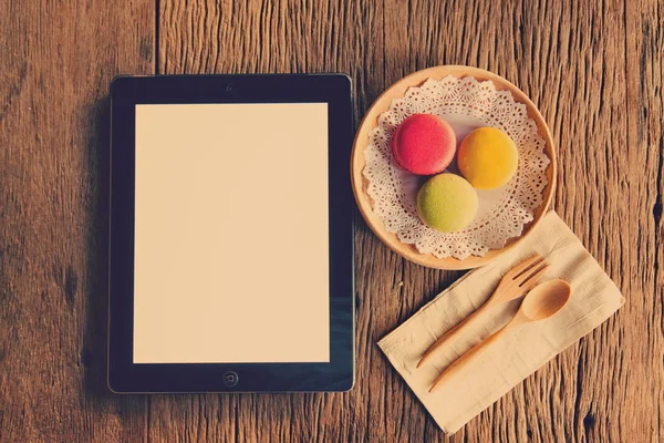 Macaroon dessert served with coffee as afternoon snacks. — Stock Photo, Image