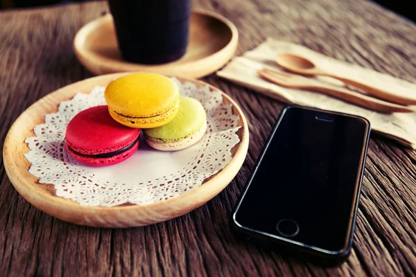 Postre macarrón servido con café como aperitivos por la tarde . —  Fotos de Stock