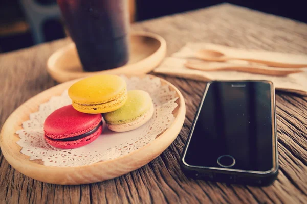 Dolce al macaron servito con caffè come spuntino pomeridiano . — Foto Stock