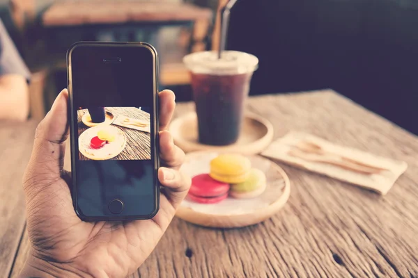 Dolce al macaron servito con caffè come spuntino pomeridiano . — Foto Stock