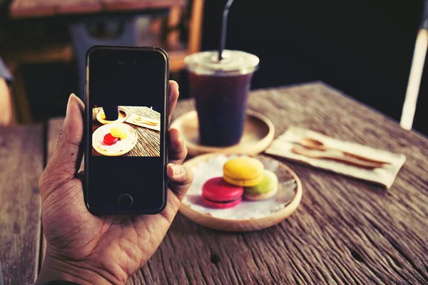 Dolce al macaron servito con caffè come spuntino pomeridiano . — Foto Stock