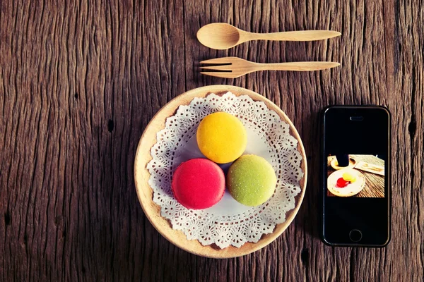 Postre macarrón servido con café como aperitivos por la tarde . —  Fotos de Stock