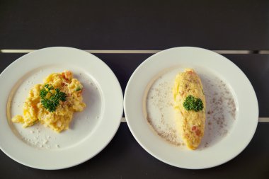 Omlet, kahvaltı kahve ve kruvasan ile servis edilir.