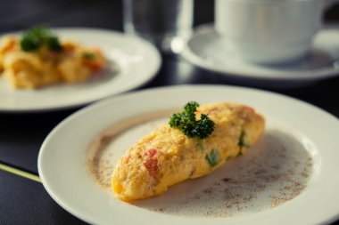 Omlet, kahvaltı kahve ve kruvasan ile servis edilir.