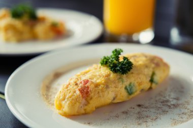 Omlet, kahvaltı kahve ve kruvasan ile servis edilir.