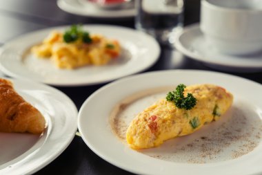 Omlet, kahvaltı kahve ve kruvasan ile servis edilir.
