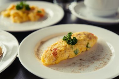 Omlet, kahvaltı kahve ve kruvasan ile servis edilir.