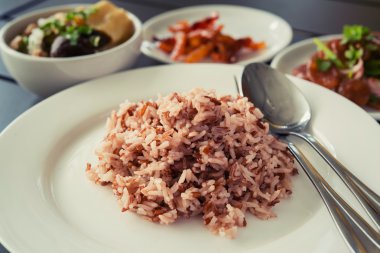 kahverengi iyi bir sağlık için yemeye hazır pişmiş pirinç organik.