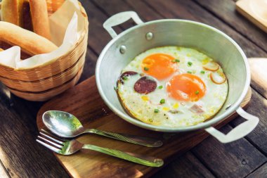 jambon lezzetli kızarmış yumurta, yumurta yemek kahvaltı servis.