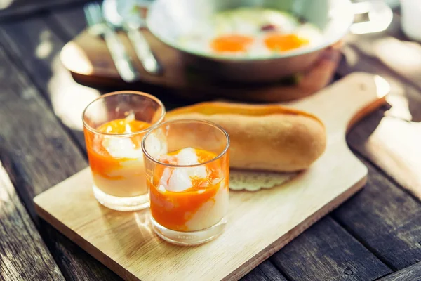 Варені яйця, м'яке варене яйце та хліб Юань — стокове фото