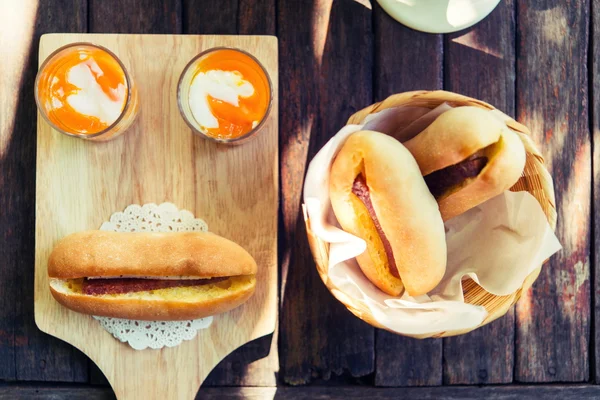 Boiled eggs,soft-boiled egg  and bread Yuan — 图库照片