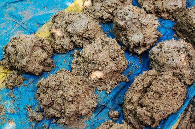 Kil çömlek yapmak için kullanılan bir malzemedir.