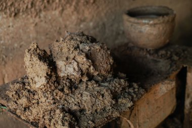Kil çömlek yapmak için kullanılan bir malzemedir.