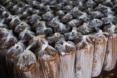 Kil çömlek yapmak için kullanılan bir malzemedir.