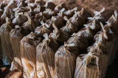 Kil çömlek yapmak için kullanılan bir malzemedir.