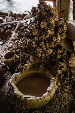 Kil çömlek yapmak için kullanılan bir malzemedir.