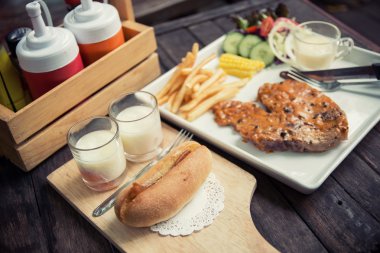 Vietnamca ekmek haşlanmış yumurta ve biftek ile servis.