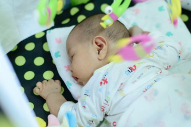 Asya bebek yatak balık mobil yalan asılı.