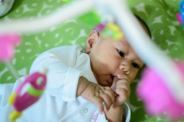 Asya bebek yatak balık mobil yalan asılı.