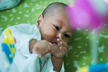 Asya bebek yatak balık mobil yalan asılı.
