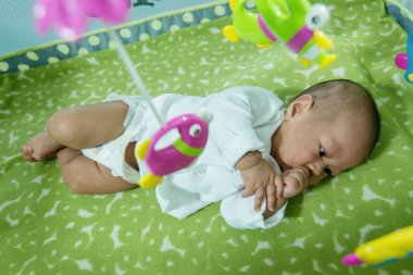 Asya bebek yatak balık mobil yalan asılı.