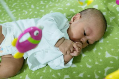 Asya bebek yatak balık mobil yalan asılı.